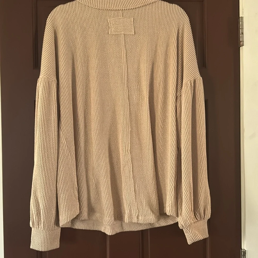 NWT! Ribbed Pullover. Size M - Picture 4 of 4